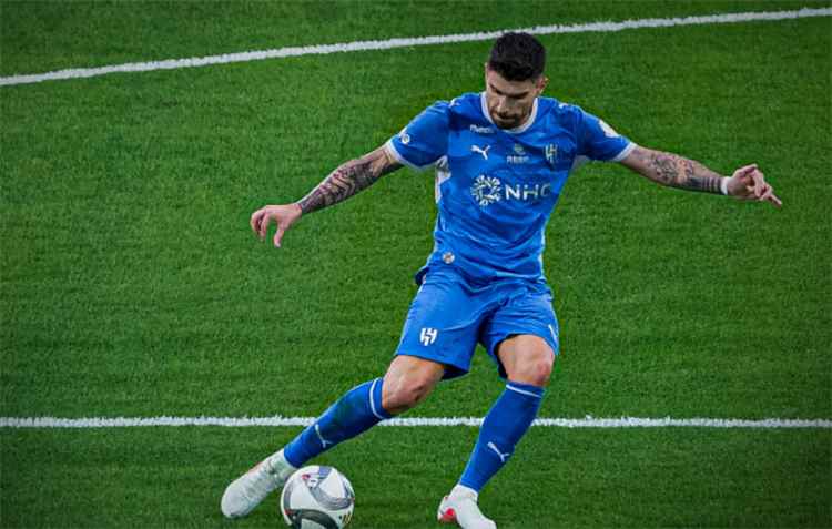 نيوم يصدم الهلال بثنائية في الشوط الأول بدوري روشن السعودي