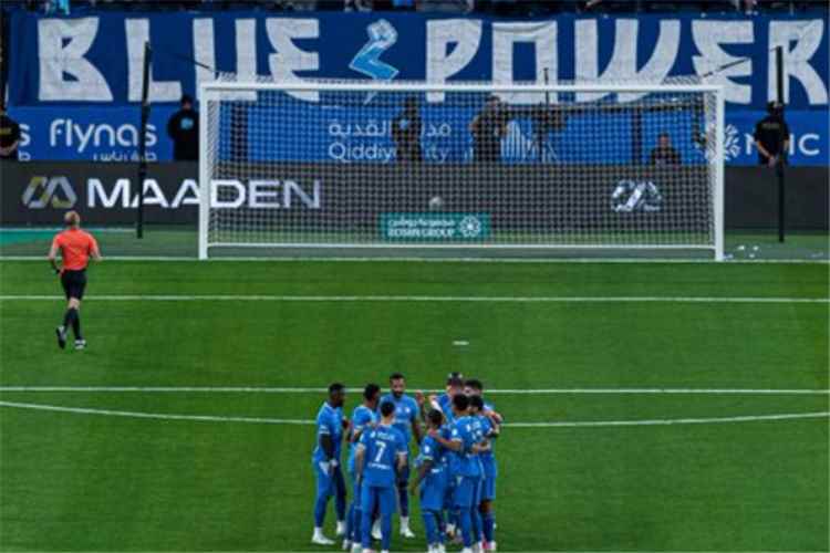 نيوم يفاجئ الهلال بهدف عكسي ويحافظ على تقدمه في دوري روشن السعودي