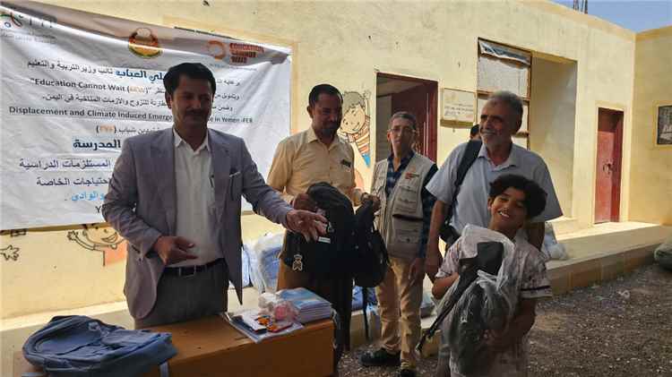 تدشين توزيع 900 حقيبة مدرسية لذوي الاحتياجات الخاصة والنازحين بمأرب