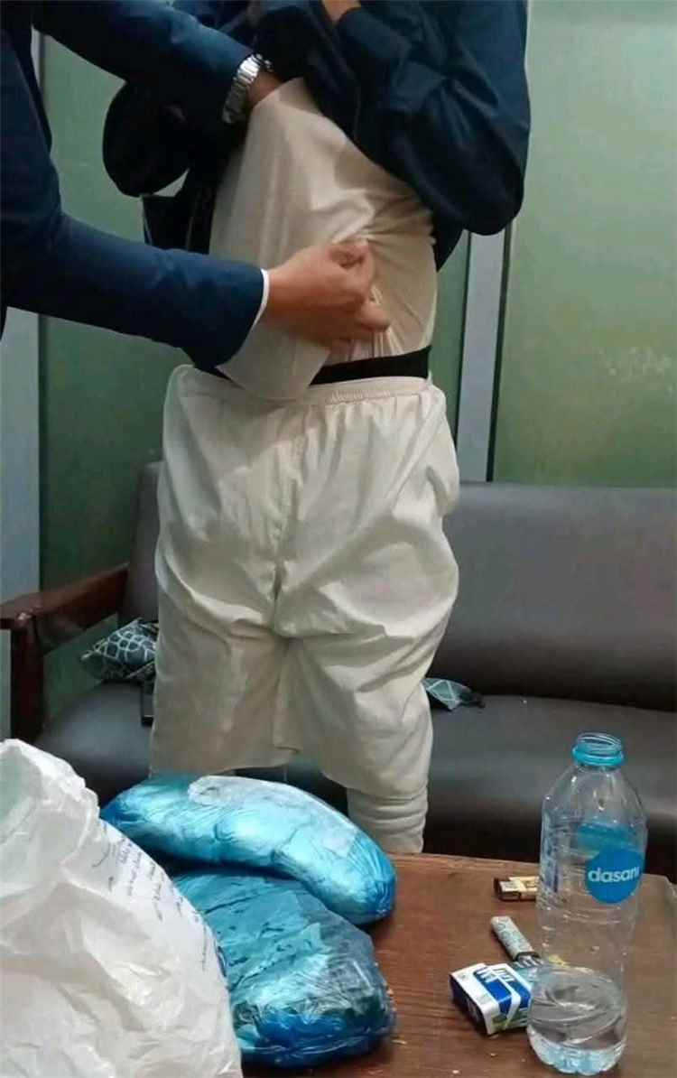 إحباط محاولة تهريب 5 كيلو من نبات القات بمطار القاهرة قادمة من عدن