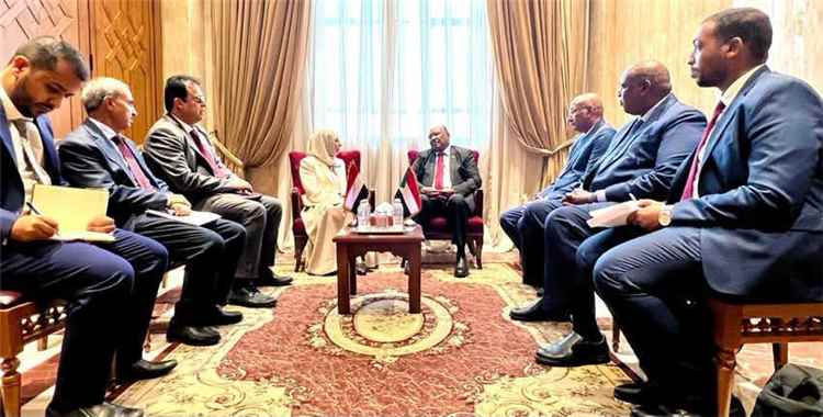 وزيرة خارجية اليمن تبحث مع نظيرها السوداني بالقاهرة تعزيز التعاون وأمن البحر الأحمر