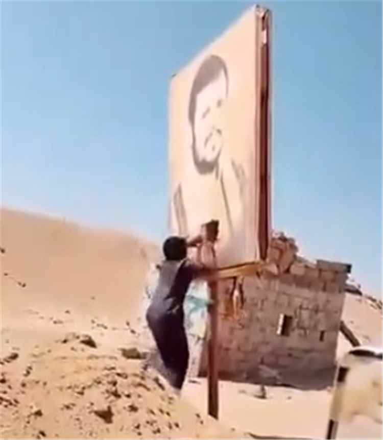 سقط هُبَل... طفل يمزق صورة زعيم الحوثيين نصبت في نقطة أمنية مع وصول طلائع القوات الحكومية إلى الجوف