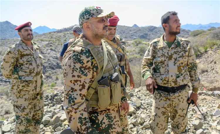 من الميناء إلى المستشفى .. الحوثيون يلاحقون طارق صالح بصاروخ باليستي في المخا