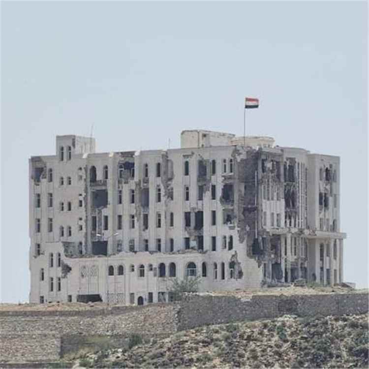 للمرة الثانية خلال ساعات.. الحوثيون يمطرون المجمع القضائي في تعز بالقذائف وسط توتر غير مسبوق