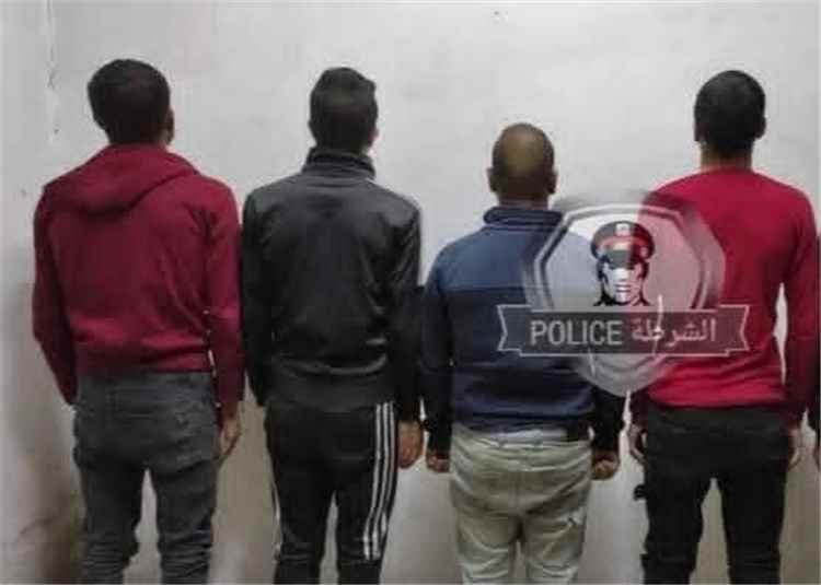 تعز..ضبط 4 أشخاص بعد الاشتباه بهم في سوق السمسره وإحالتهم إلى الجهات المختصة