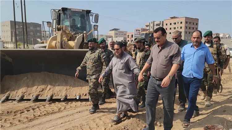 مدير عام البريقة يدشن أعمال شق وفتح شارع التسعين