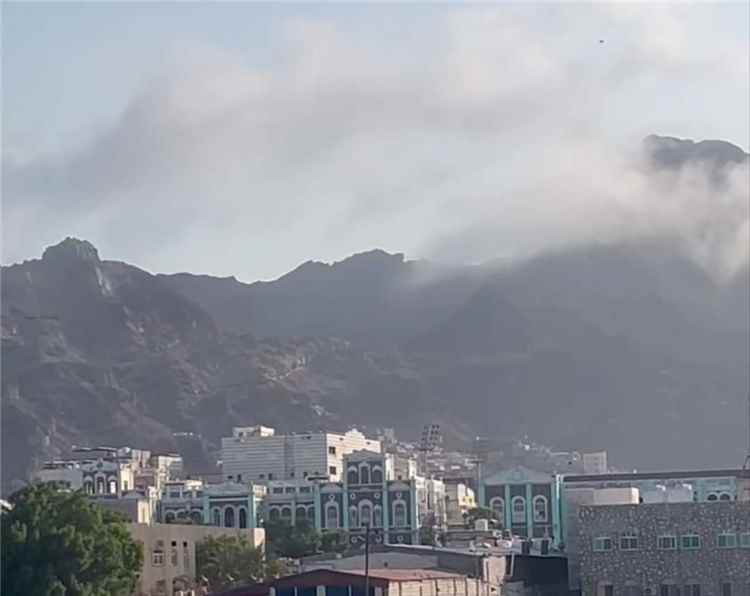 دخان كثيف يغطي سماء عدن.. لغز محير في جبل كريتر ينتظر التفسير!