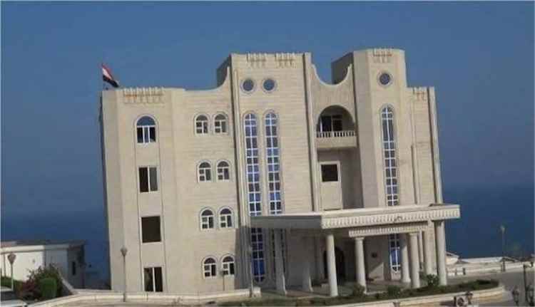 أعمدة الدخان تغطي سماء عدن.. ومصادر تكشف تفاصيل ما يحدث