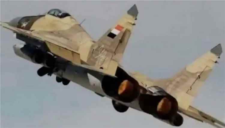 أسر قيادي حوثي بارز ومرافقيه في البرح.. وطيران القوات المسلحة يضرب تعزيزات المليشيا في تعز
