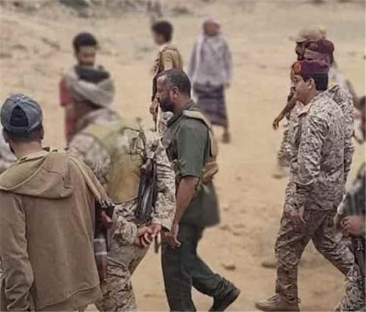 وزير الدفاع من خطوط المواجهة في الضالع: القوات المسلحة ماضية حتى إنهاء الانقلاب