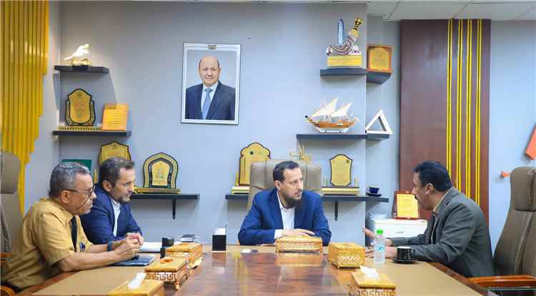 محافظ عدن يناقش مع وكيل هيئة الأراضي أوضاع أراضي وعقارات الدولة
