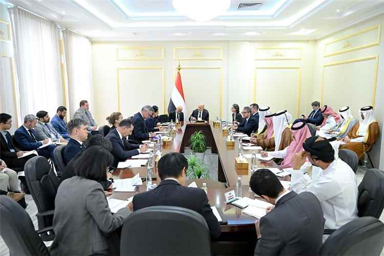 الرئيس العليمي بلسان الشعب اليمني: لا تهدئة مع مليشيات مارقة بدأت الحرب واليمنيون لا ينتظرون من المجتمع الدولي القتال نيابة عنهم