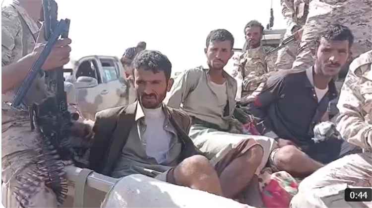 شاهد .. القوات الحكومية تأسر عددا من المجندين الحوثيين في جبهات القتال في الجوف (فيديو)