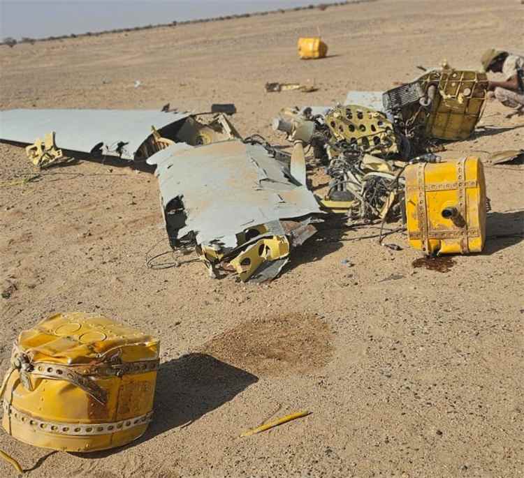 إسقاط طائرة حوثية مجنحة في سماء منطقة اللبنات بمحافظة الجوف - [فيديو]