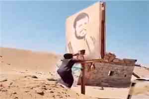 سقط هُبَل... طفل يمزق صورة زعيم الحوثيين نصبت في نقطة أمنية مع وصول طلائع القوات الحكومية إلى الجوف - [فيديو]