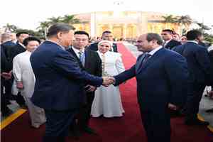 السيسي يودّع الرئيس الصيني شي جين بينج في ختام زيارته الرسمية إلى القاهرة